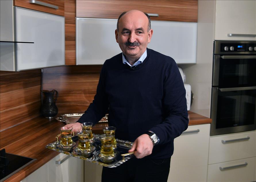 Bakan Müezzinoğlu, çocukluk aşkıyla geçirdiği 37 yılı anlattı
