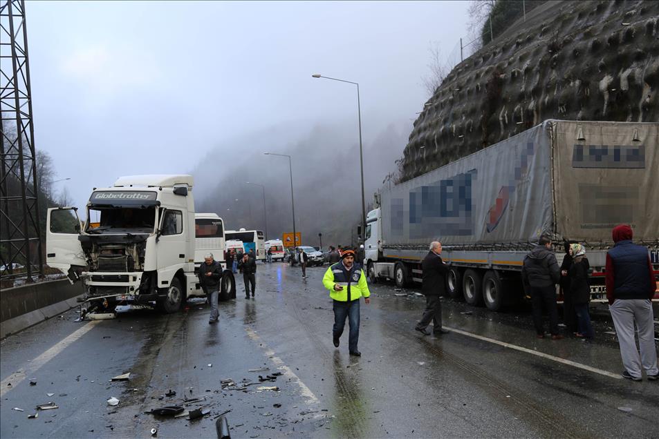 Bolu'da zincirleme trafik kazası: 3 ölü, 15 yaralı