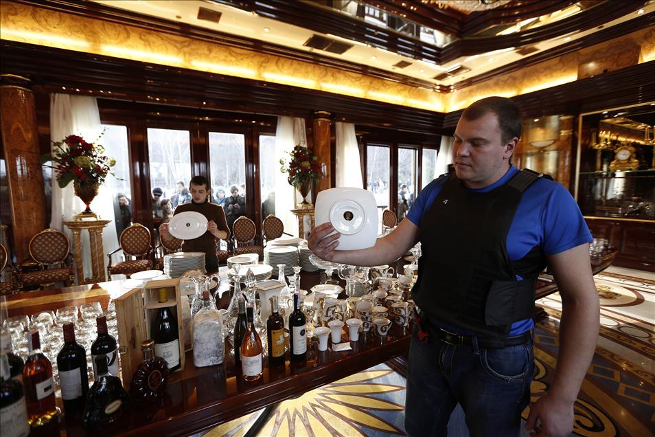 Yanukovych's abandoned residence charming visitors