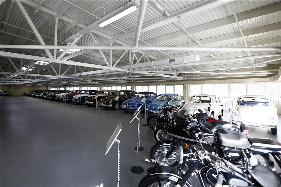 Yanukovych's abandoned residence charming visitors