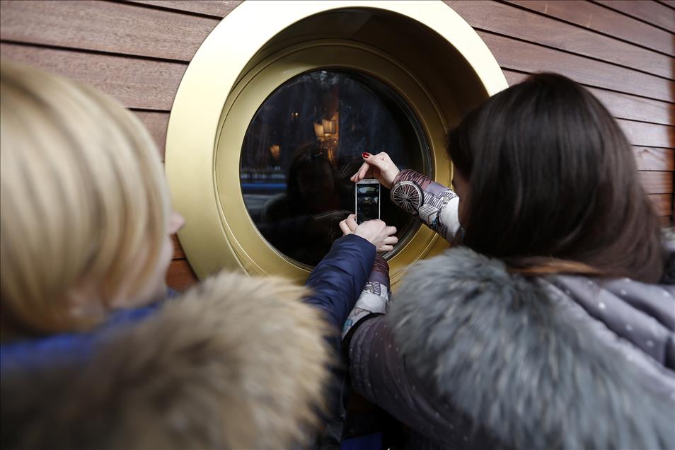 Yanukovych's abandoned residence charming visitors