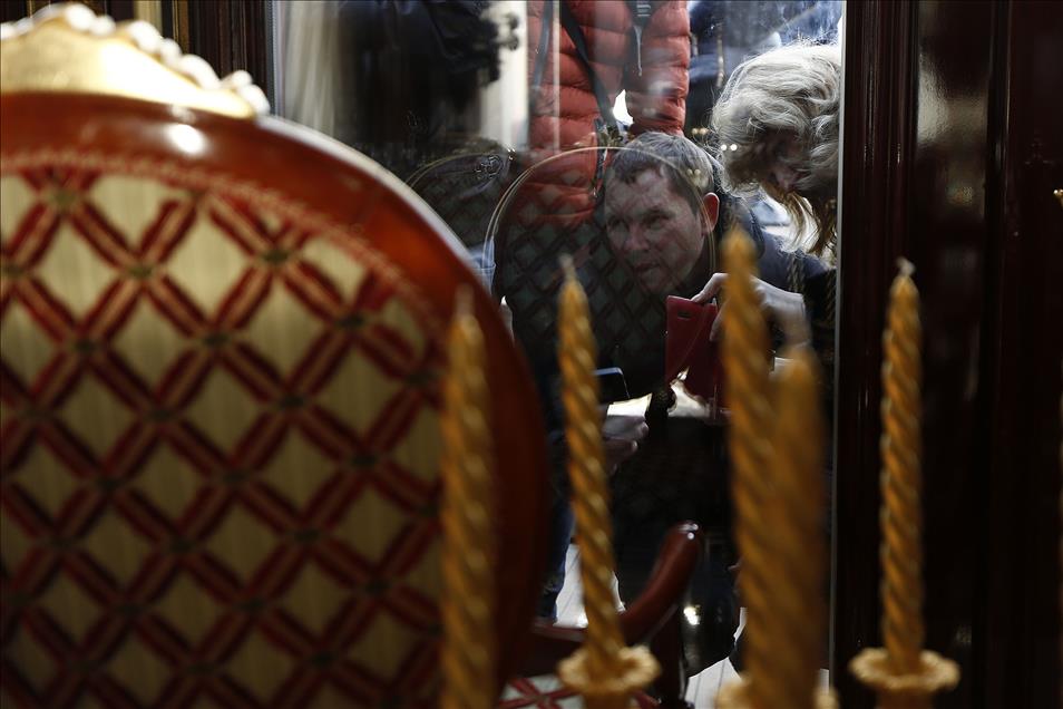 Yanukovych's abandoned residence charming visitors