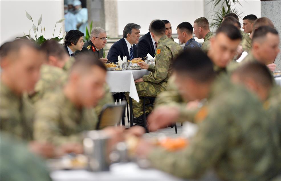 Cumhurbaşkanı Gül, Cumhurbaşkanlığı Muhafız Alayı Komutanlığını ziyaret etti