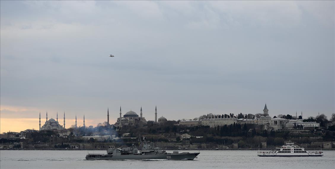 Ukrayna Donanması'na ait gemi İstanbul Boğazı'ndan geçti