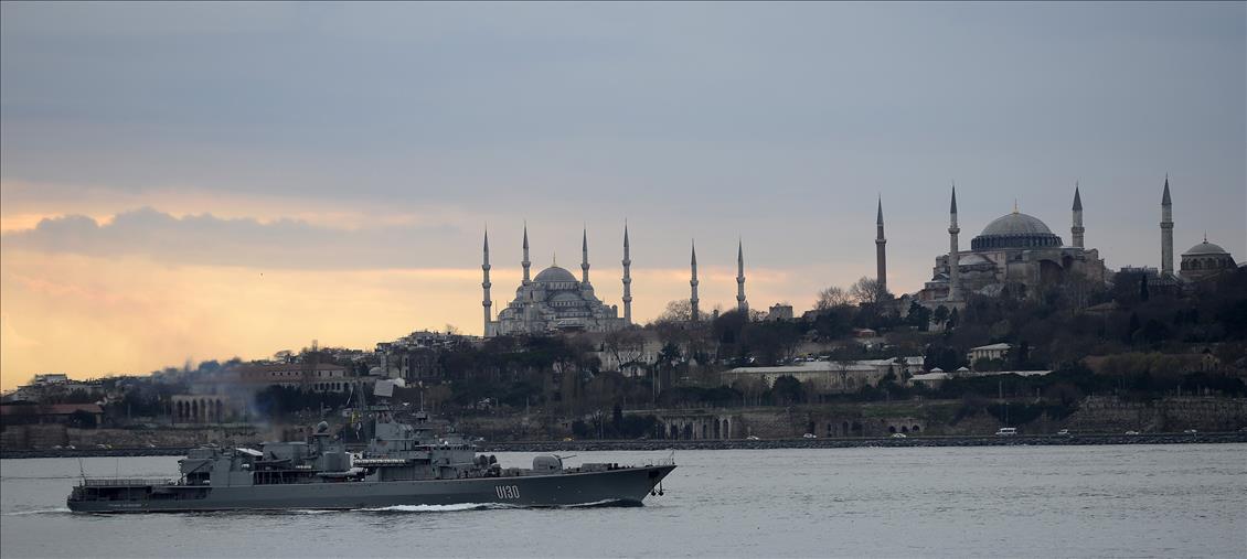 Ukrayna Donanması'na ait gemi İstanbul Boğazı'ndan geçti