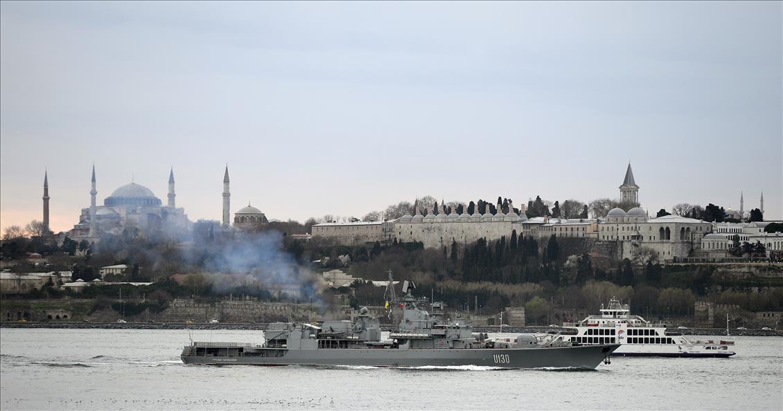 Ukrayna Donanması'na ait gemi İstanbul Boğazı'ndan geçti