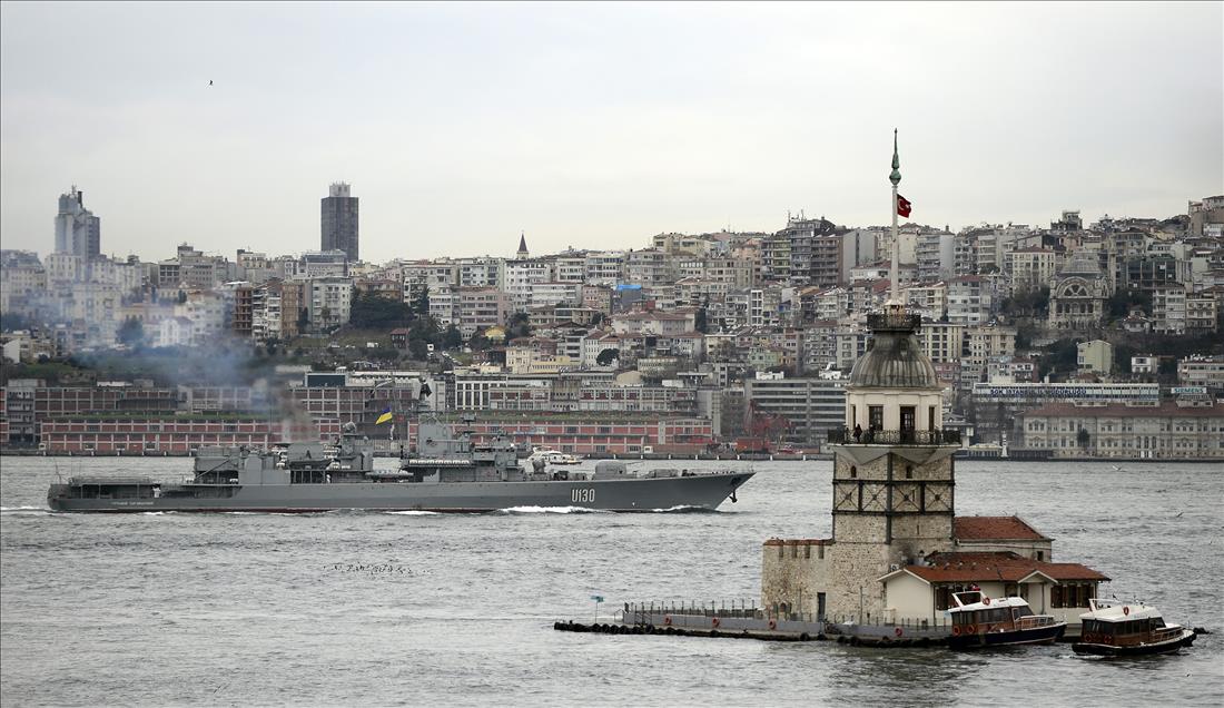 Ukrayna Donanması'na ait gemi İstanbul Boğazı'ndan geçti