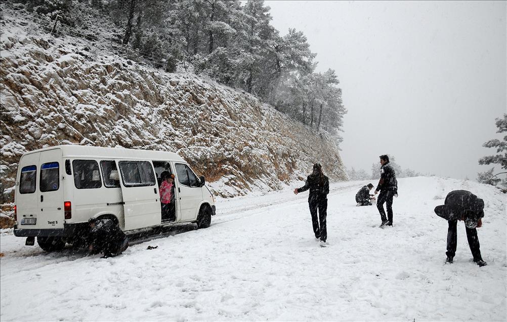 Muğla'nın yüksek kesimlerine kar yağdı