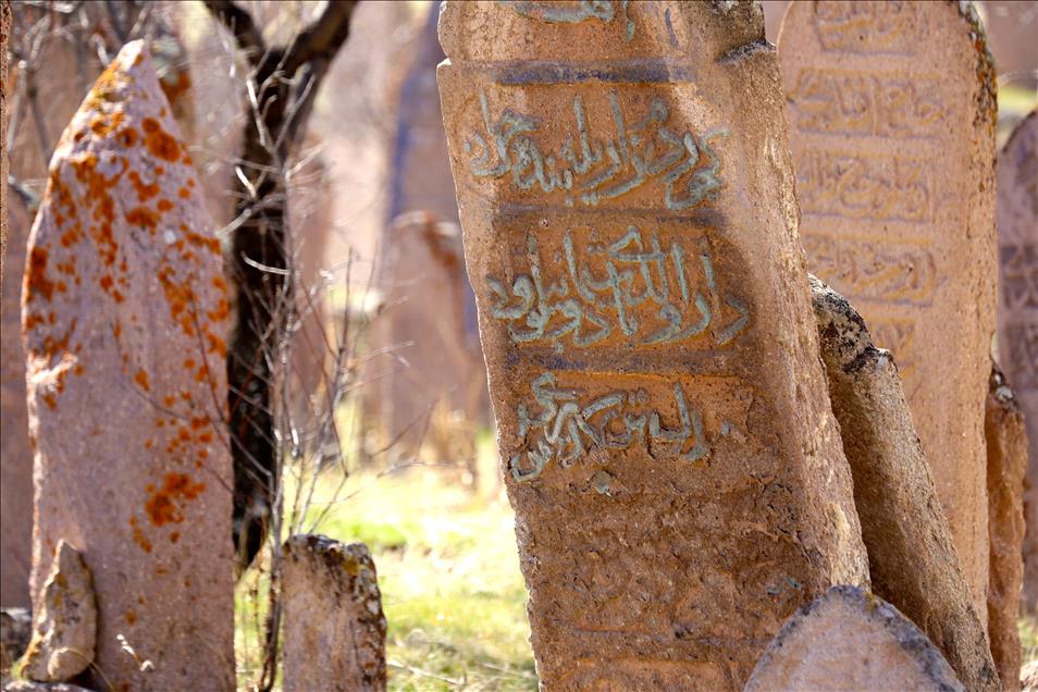 Tarihi mezar taşları kültürel zenginliğin izlerini taşıyor