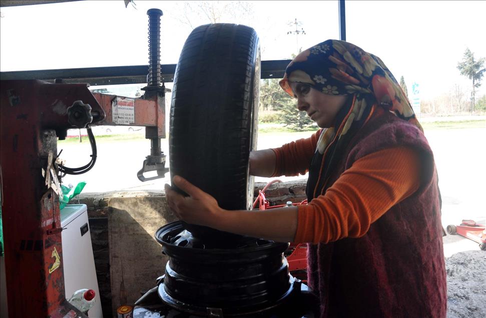 Hamurlu elleriyle başladığı lastikçiliğe 18 yılını verdi