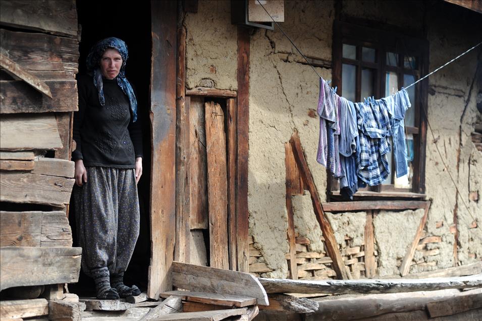 Köyün yükünü kadınlar sırtlıyor