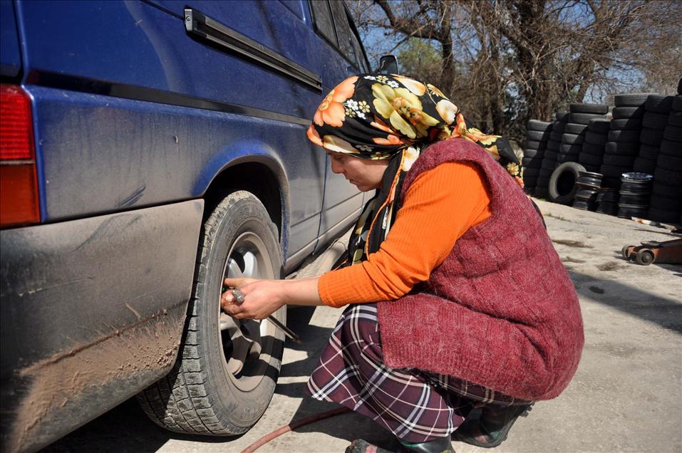 Hamurlu elleriyle başladığı lastikçiliğe 18 yılını verdi