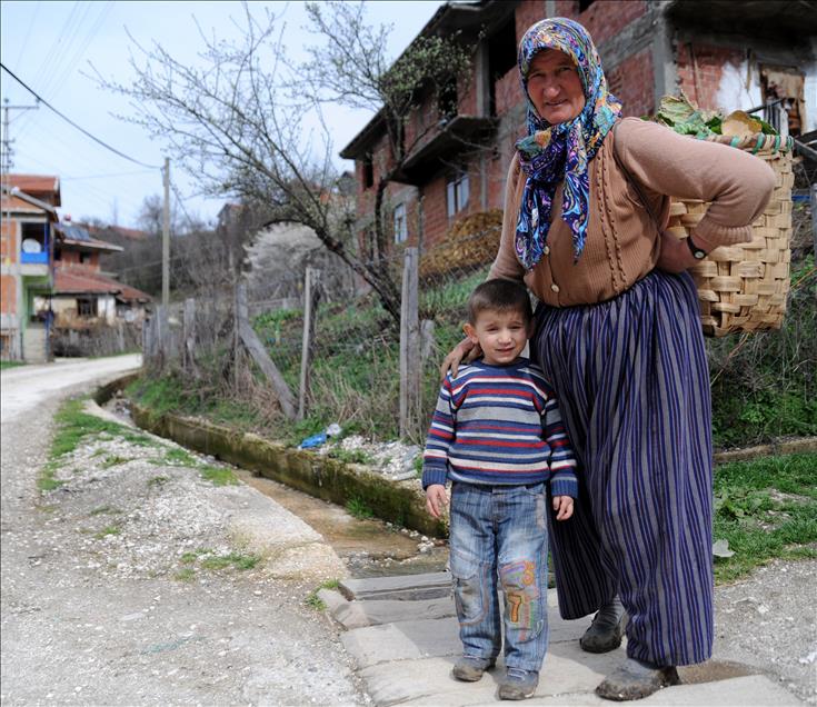 Köyün yükünü kadınlar sırtlıyor