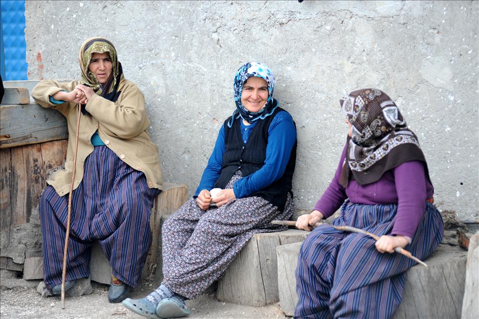 Köyün yükünü kadınlar sırtlıyor