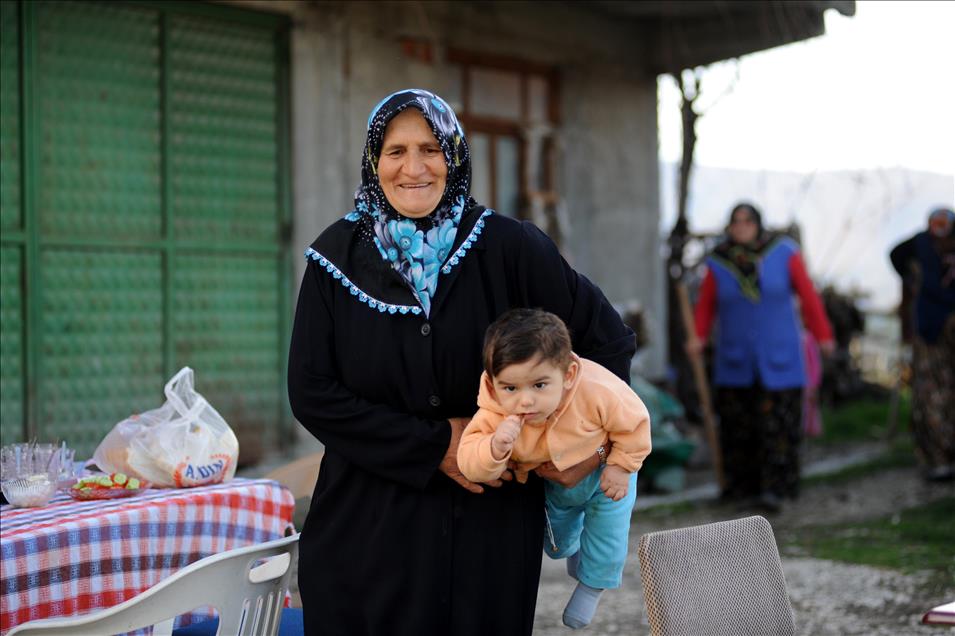 Köyün yükünü kadınlar sırtlıyor