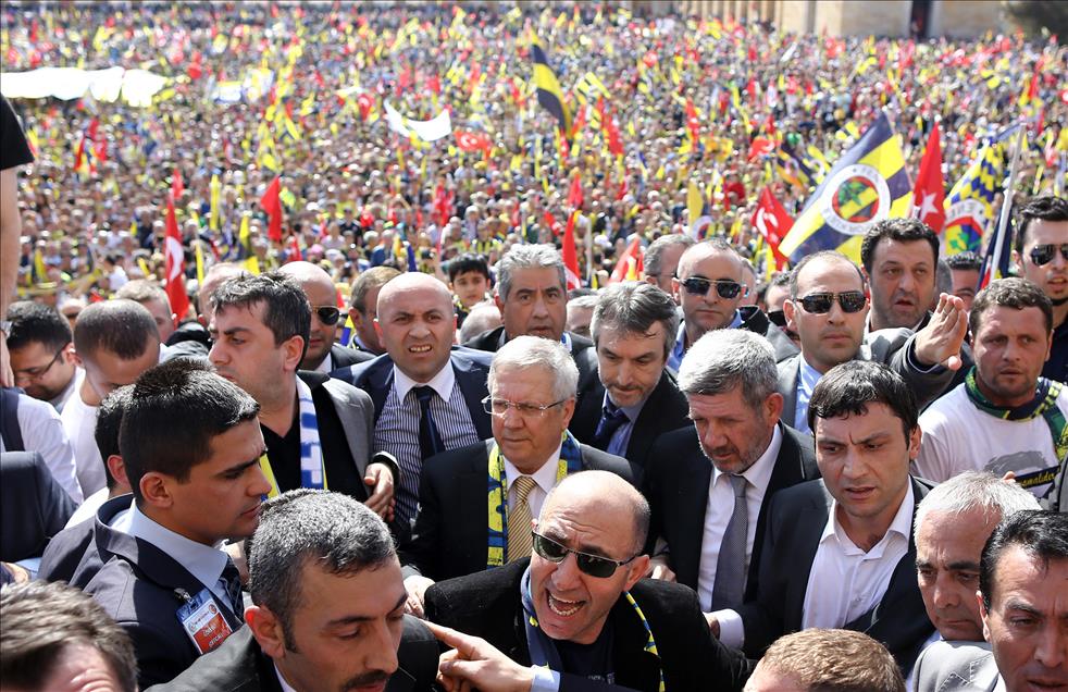 Fenerbahçeliler Anıtkabir'e yürüdü