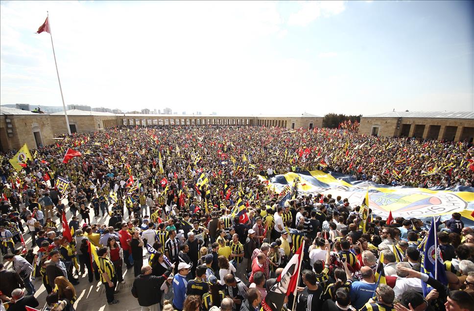 Fenerbahçeliler Anıtkabir'e yürüdü