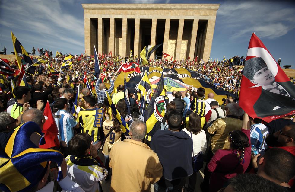 Fenerbahçeliler Anıtkabir'e yürüdü