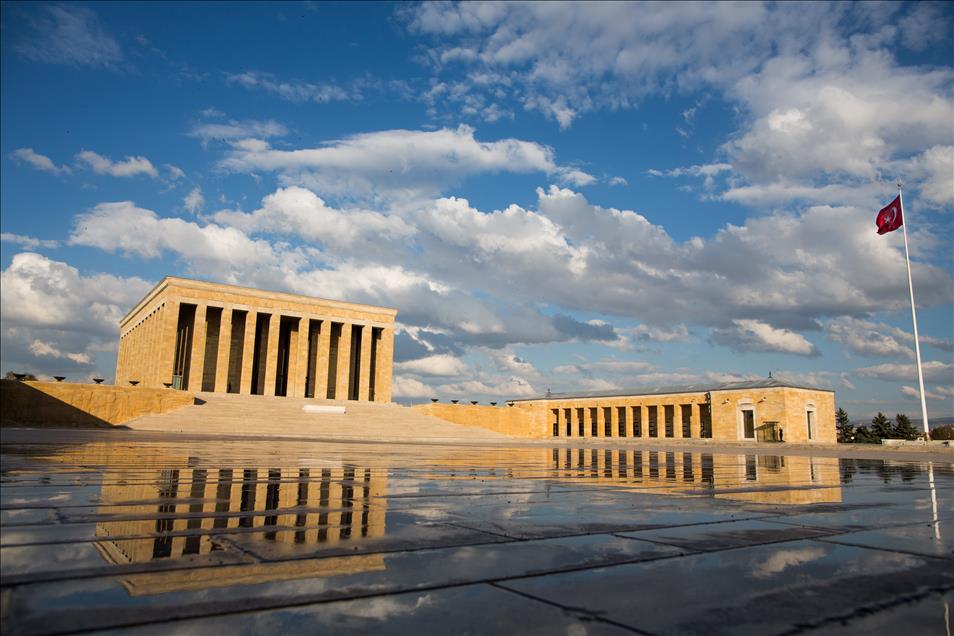 "Bir ışık da sen yak Anıtkabir'de..."
