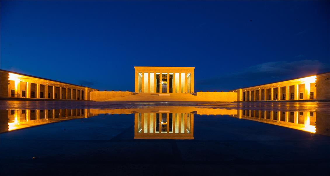 "Bir ışık da sen yak Anıtkabir'de..."

