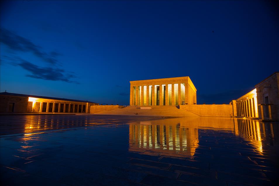 "Bir ışık da sen yak Anıtkabir'de..."
