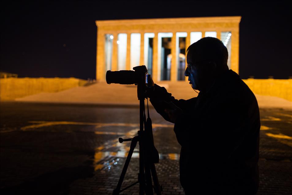 "Bir ışık da sen yak Anıtkabir'de..."
