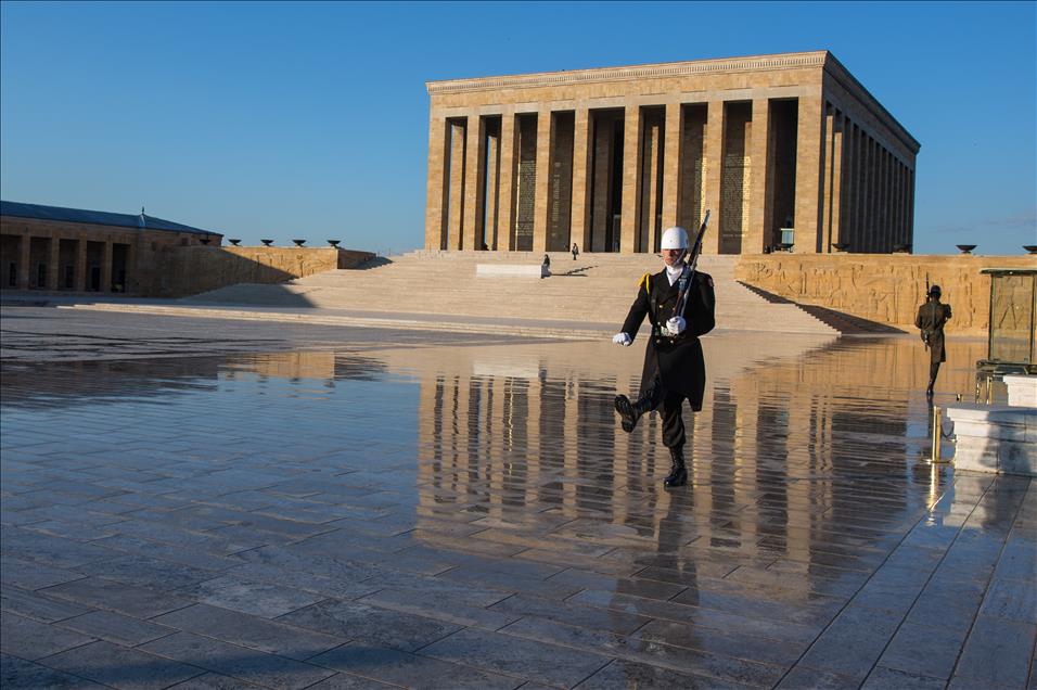 "Bir ışık da sen yak Anıtkabir'de..."

