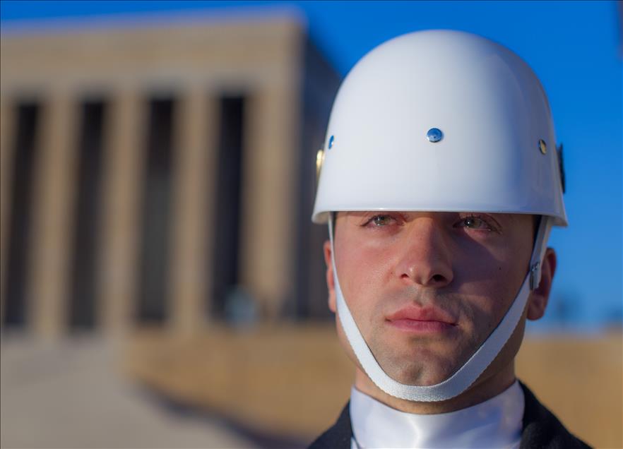 "Bir ışık da sen yak Anıtkabir'de..."
