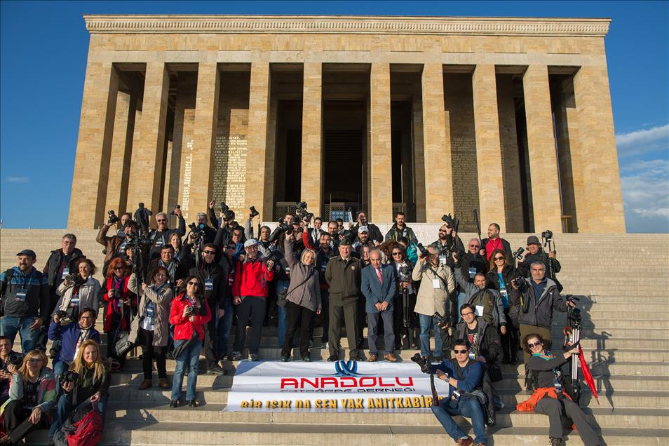"Bir ışık da sen yak Anıtkabir'de..."
