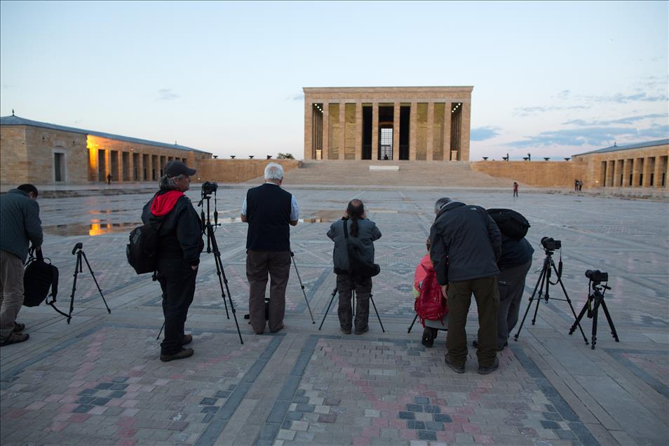 "Bir ışık da sen yak Anıtkabir'de..."
