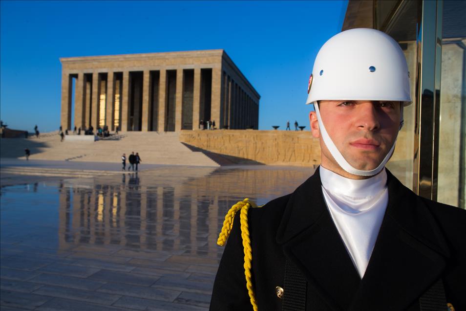 "Bir ışık da sen yak Anıtkabir'de..."
