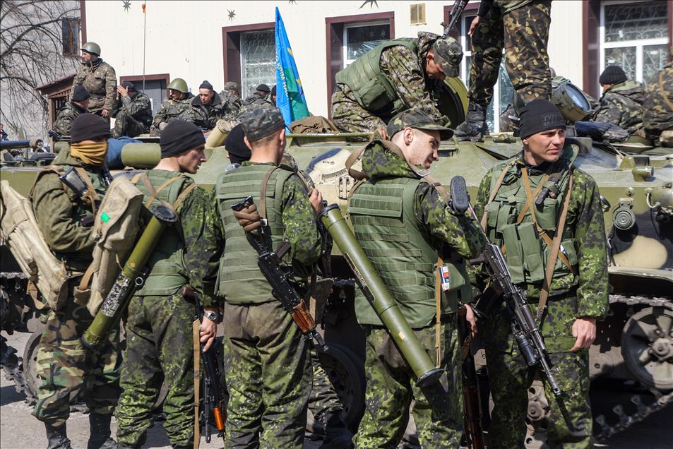 Pro-Russian soldiers enter eastern Ukraine city
