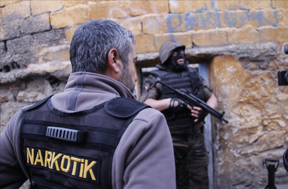 Uyuşturucu satıcılarına şafak operasyonu