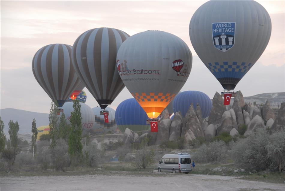 Kapadokya'da, 23 Nisan'a özel balon turu