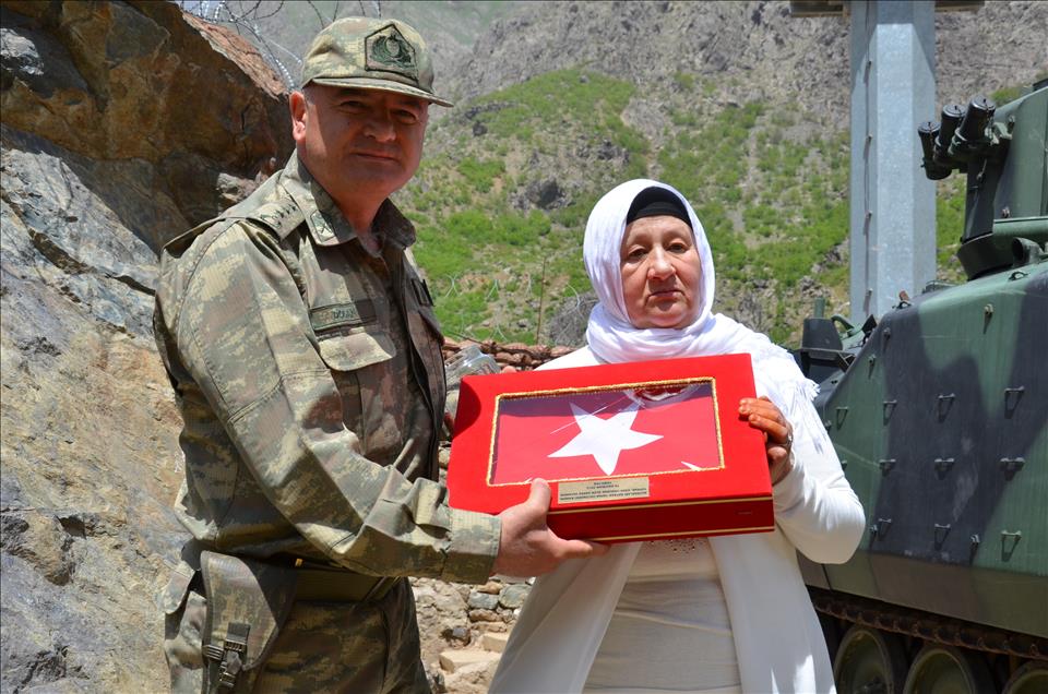 Oğlunun şehit edildiği mevzide barış mesajı verdi
