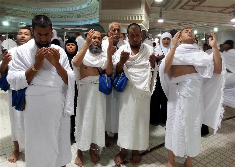 Regaip Kandili'nde Kabe'de eller semaya açıldı