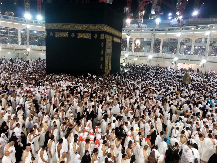 Regaip Kandili'nde Kabe'de eller semaya açıldı