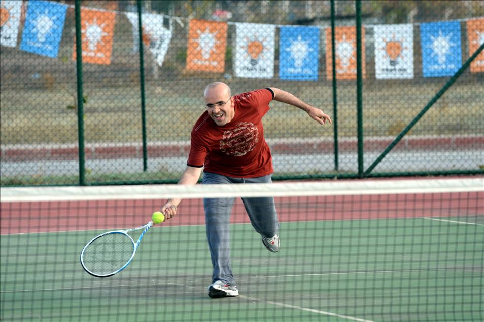MALIYE BAKANI SIMSEK TENIS OYNADI