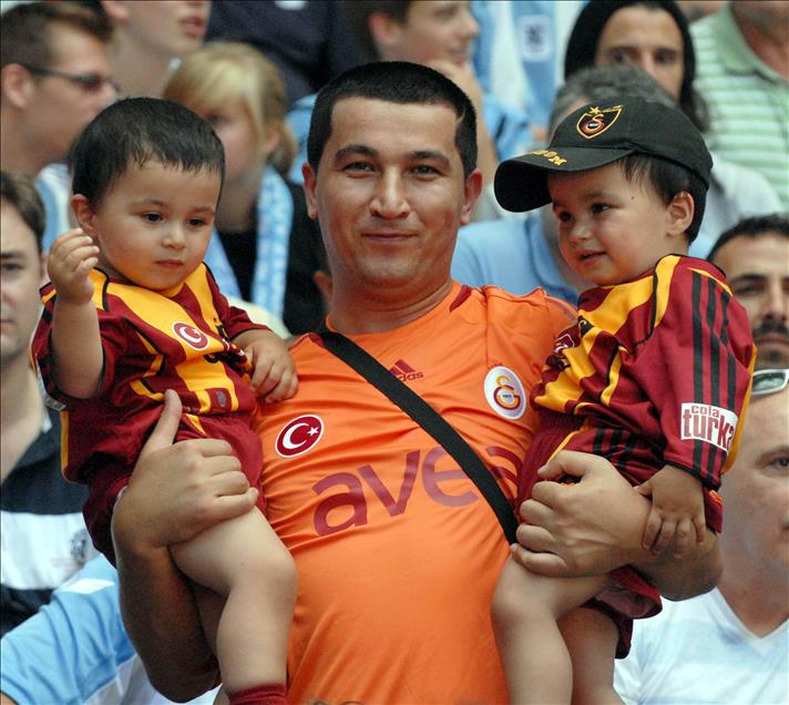 Tribün babaları ve çocukları