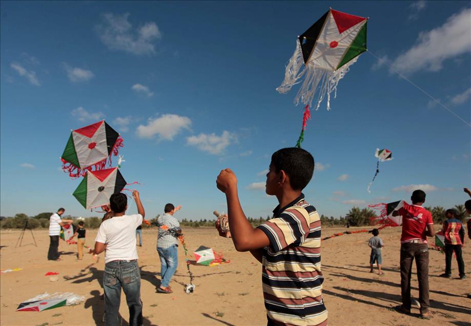 Palestinian children fly kites for Palestinian prisoners in Israeli