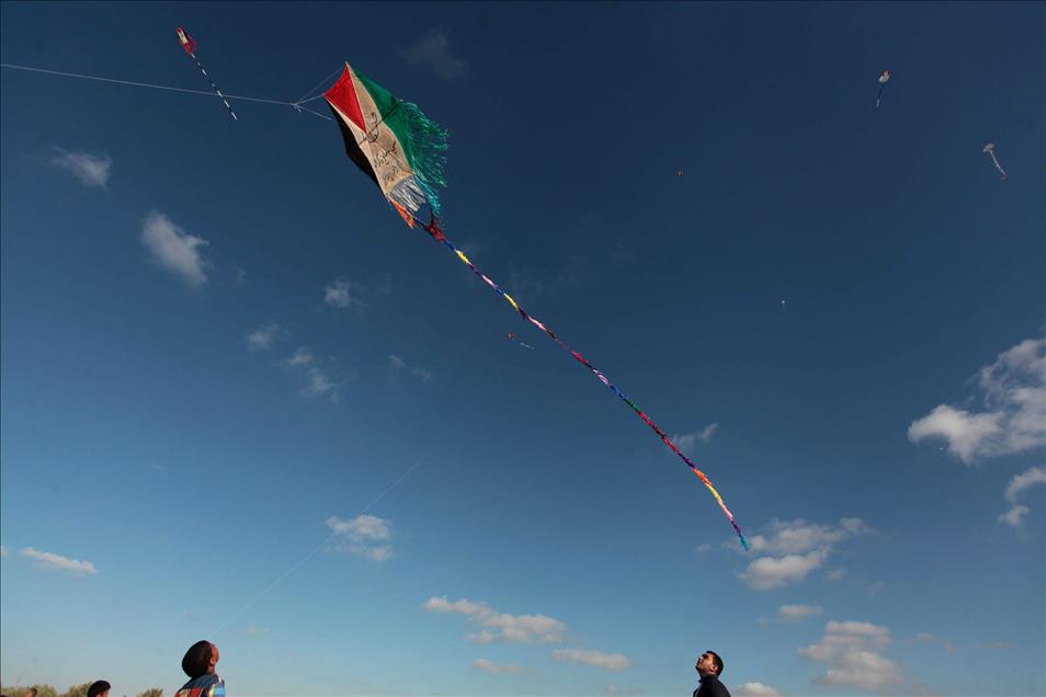 Palestinian children fly kites for Palestinian prisoners in Israeli