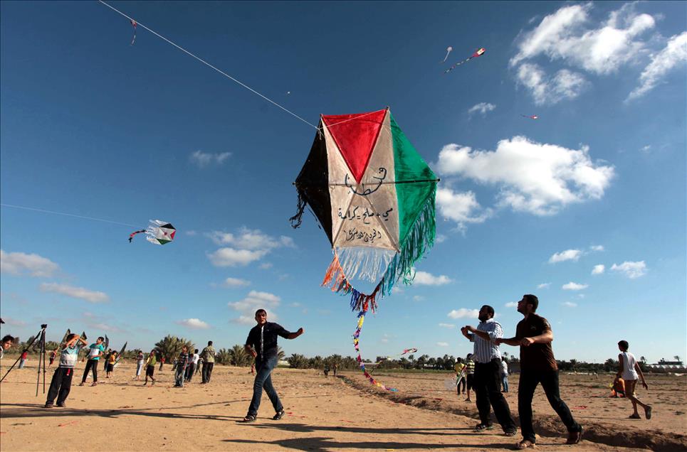 Palestinian children fly kites for Palestinian prisoners in Israeli