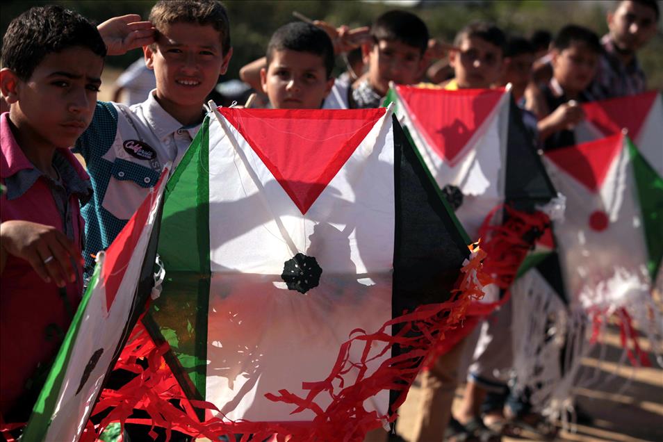 Palestinian children fly kites for Palestinian prisoners in Israeli