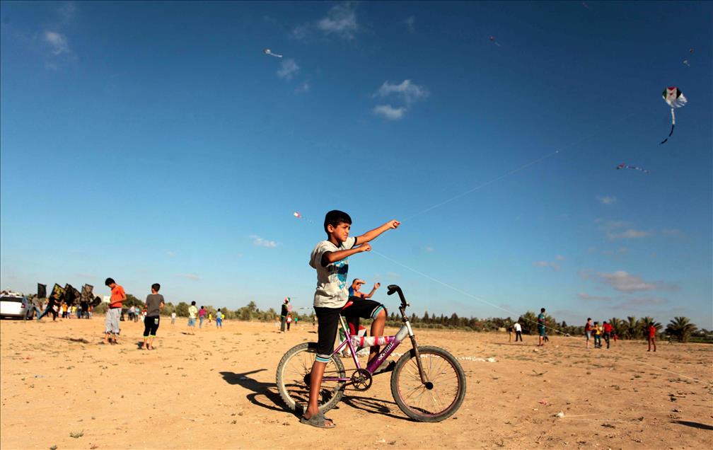 Palestinian children fly kites for Palestinian prisoners in Israeli
