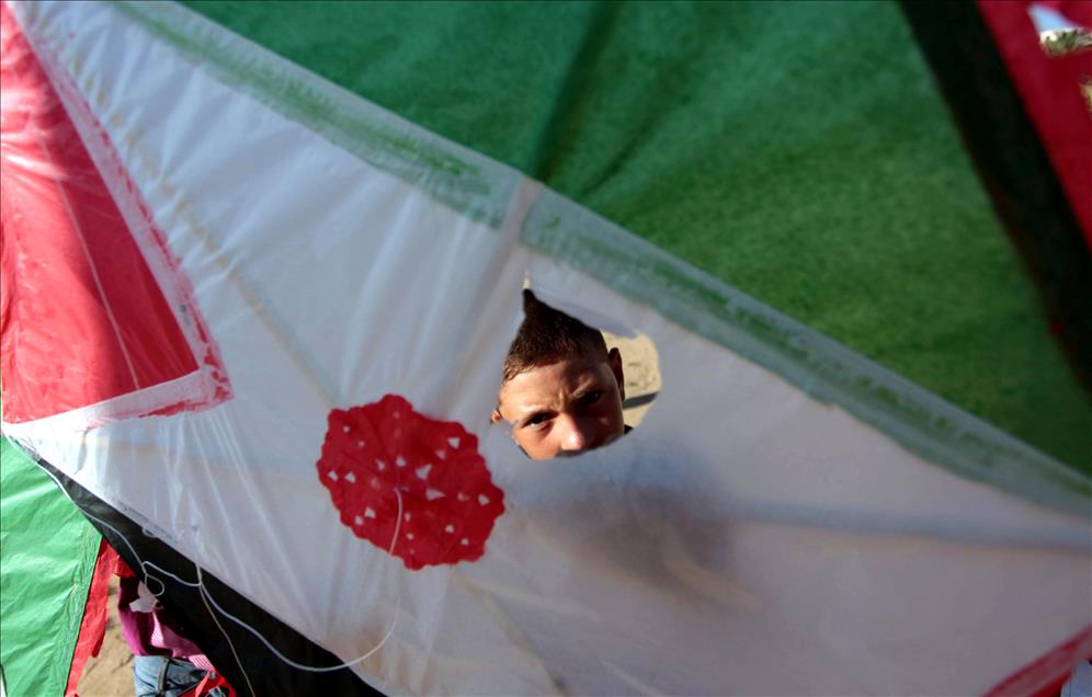 Palestinian children fly kites for Palestinian prisoners in Israeli