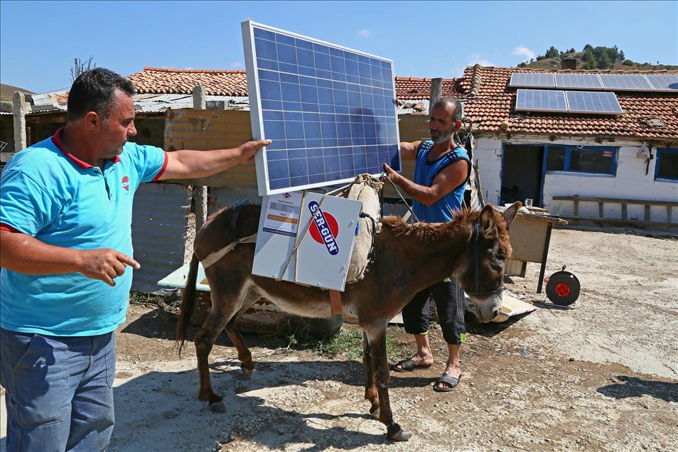 Eşek sırtında güneş enerjisinden elektrik üretimi