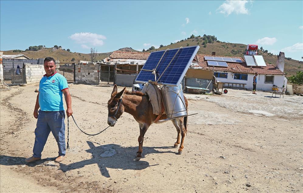 Eşek sırtında güneş enerjisinden elektrik üretimi
