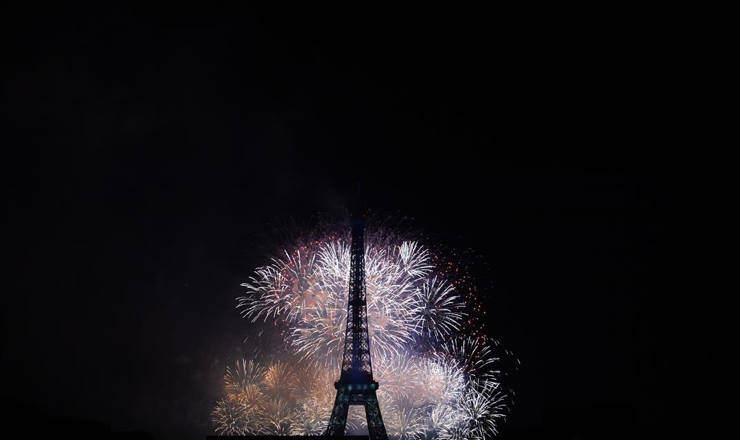 Eiffel'de havai fişek gösterisi