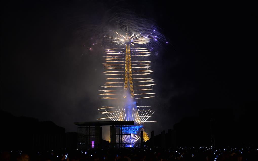 Eiffel'de havai fişek gösterisi