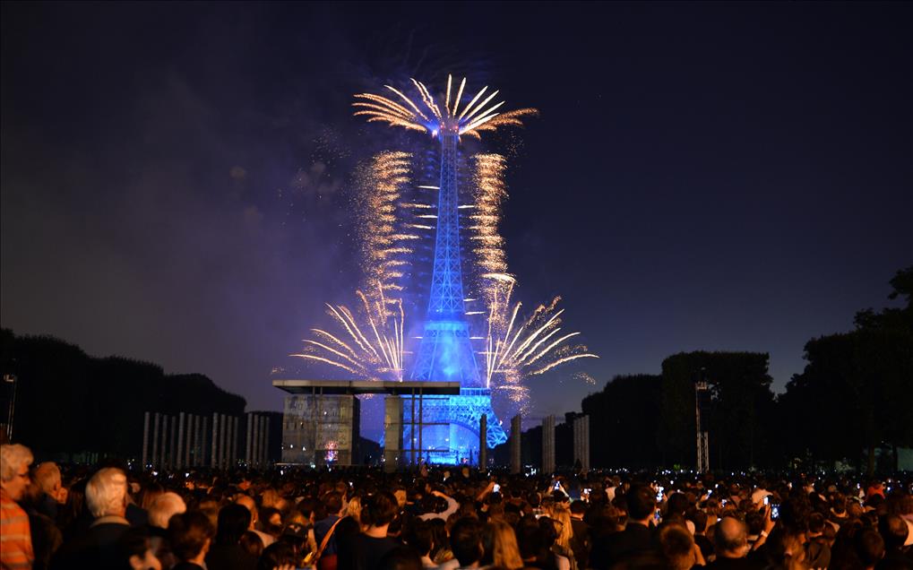 Eiffel'de havai fişek gösterisi